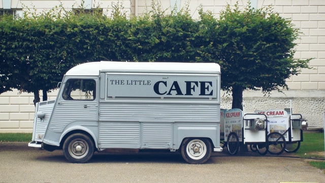 小さな移動カフェのトラック