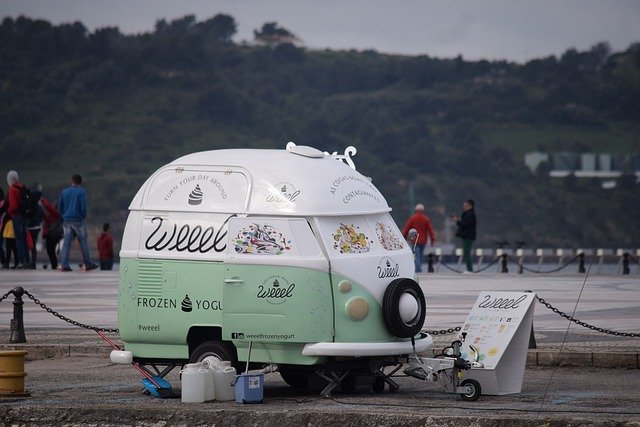 白とパステルグリーンのキッチンカー