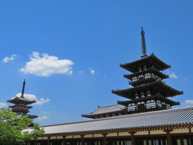 奈良の寺院と青空