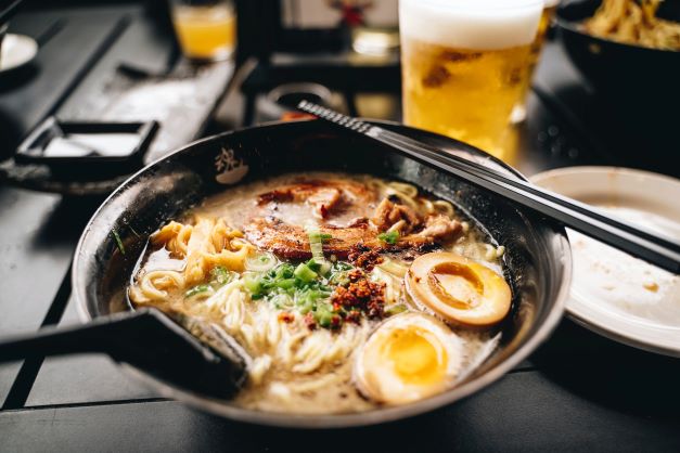 黒い器のラーメン