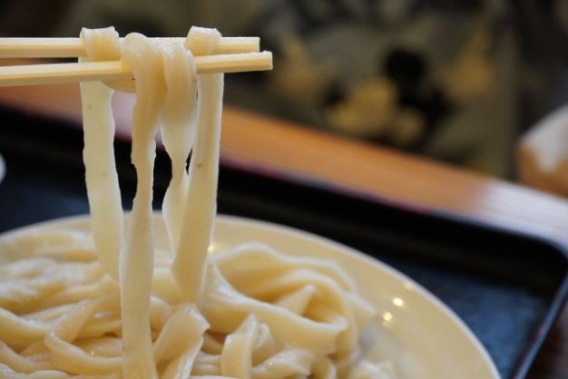 うどんの麺を持ち上げる様子