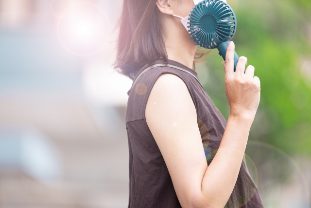 ハンディファンを持った女性