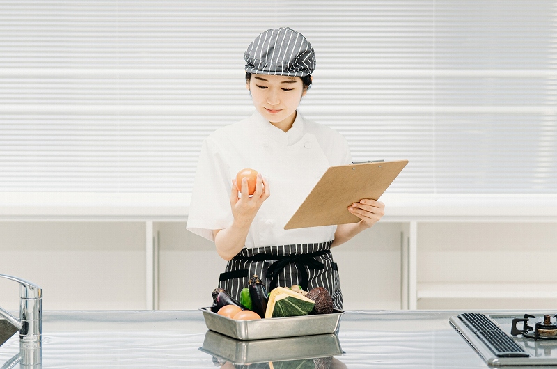 食材を吟味するスタッフ-