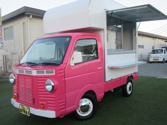 キッチンカーにカスタムされたNT100クリッパートラック
