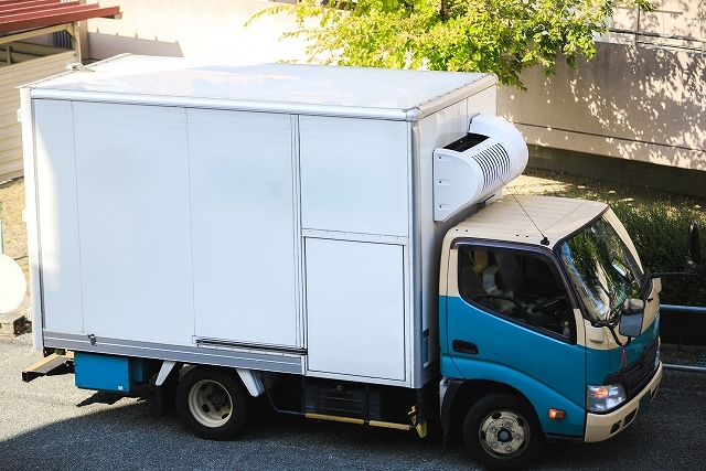 停車している配送車-