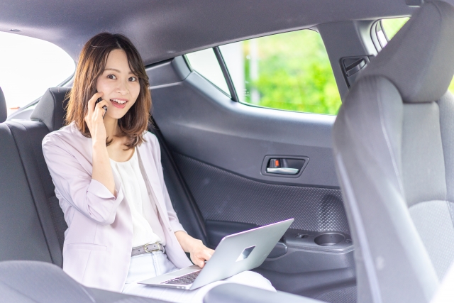 車内で仕事をする女性