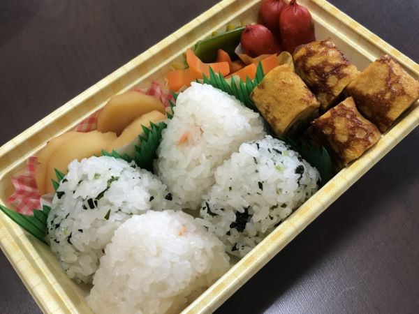 おにぎり弁当