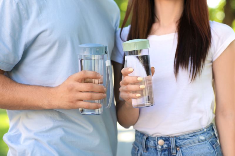 水筒を持つ男女